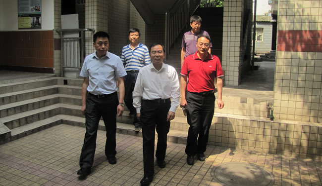 重慶市吳剛副市長(zhǎng)（中）、區(qū)教委沈成林主任（左）視察校園.jpg